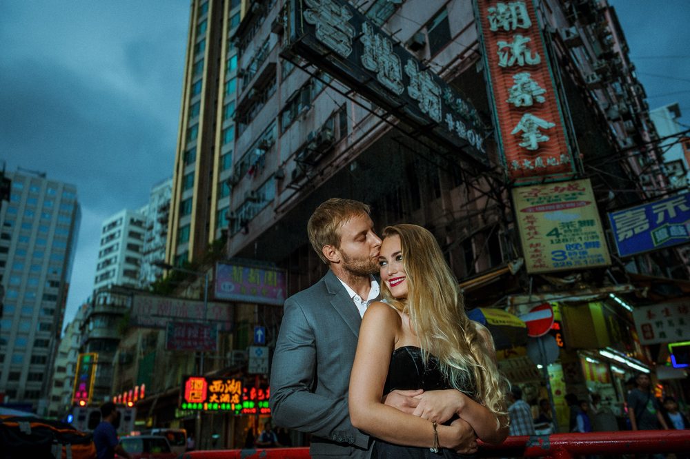 Hong Kong engagement photography beneath the neon signs of Kowloon at night